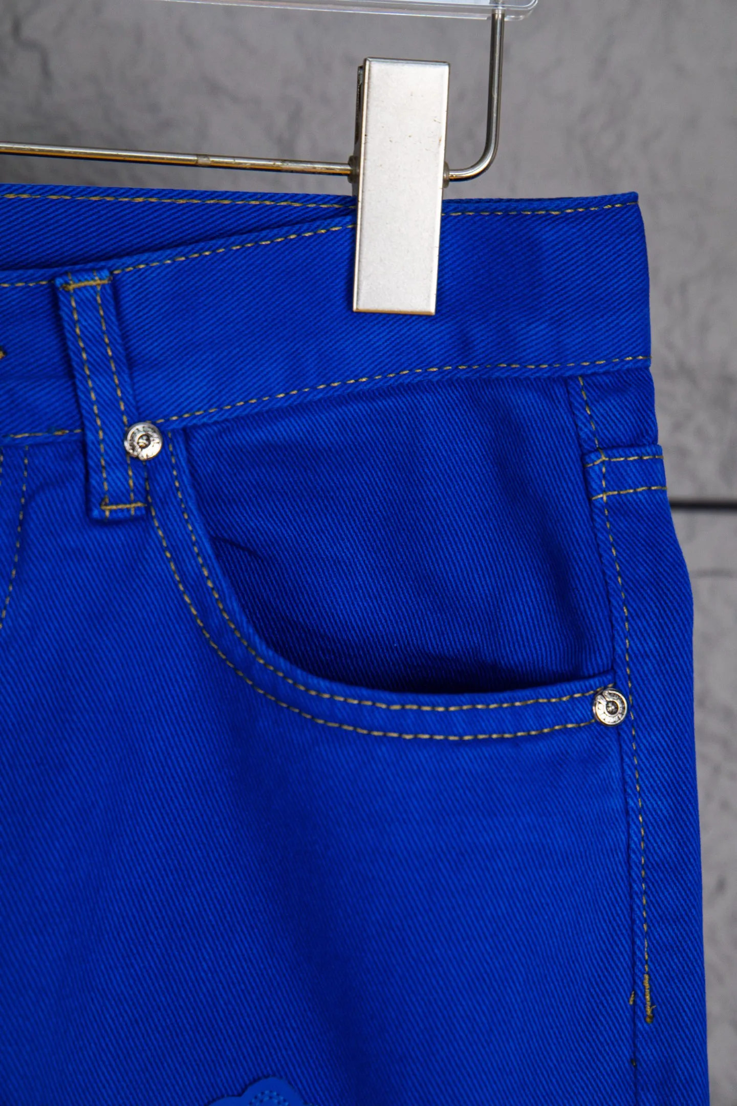 P270 Top version CH Chromehearts 2025 new London limited edition double blue cross patchwork leather jeans. Jeans. Top ceiling quality. Styles with different washed textures, very friendly to people with thin legs and thick legs. The straight and loose version is very flattering to the leg shape. Moderate length that never goes out of style, easy and casual to match, basic styling for various styles, a must-have in the wardrobe! The fabric is stiff but also makes the upper body soft without losing texture. The washing process is even more perfect. It is a must-have item for everyone! ! ! Washed wheat, hang tag, pants label, three labels complete Color: blue Size: 28, 30, 32, 34